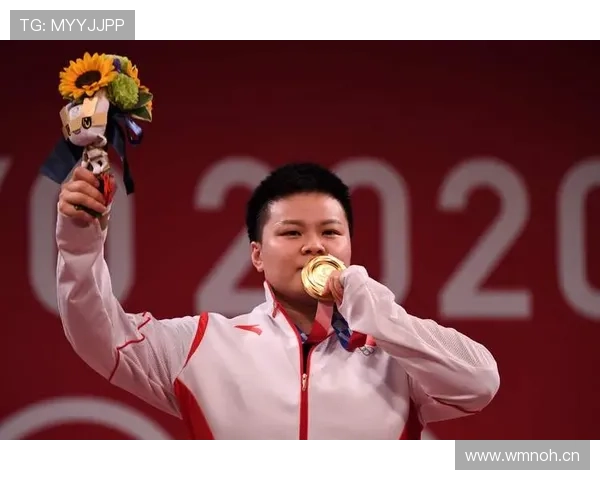 汪周雨居然在场边喝起了进口咖啡，这架势是想撩谁呢？