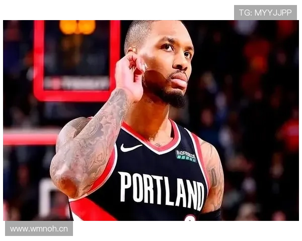 达米安·利拉德赛后背着个包，感觉像刚下飞机逛超市的富豪朋友